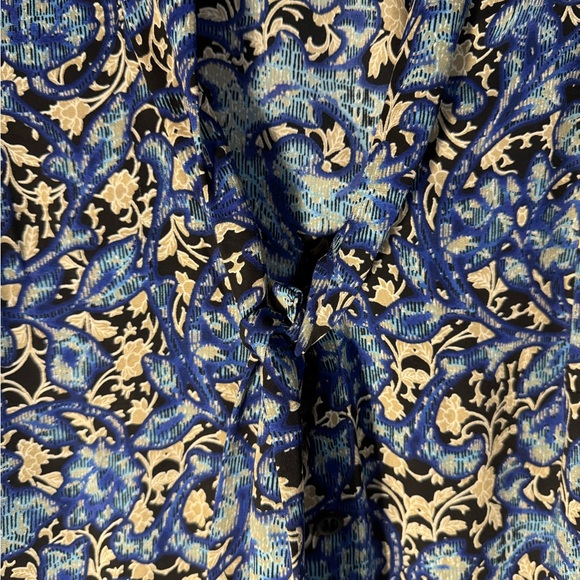 Anne Klein Women’s Floral Blue and Cream Sleeveless w/ tie Top. Poly. Size 0 - Picture 3 of 8